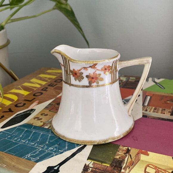 🎀 VINTAGE 🎀 China/Porcelain Creamer Floral with Gold Trim - Picture 1 of 8